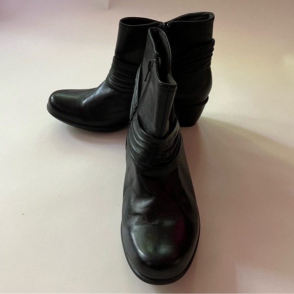Like New CLARKS Leather Ankle Boots - Picture 5 of 9